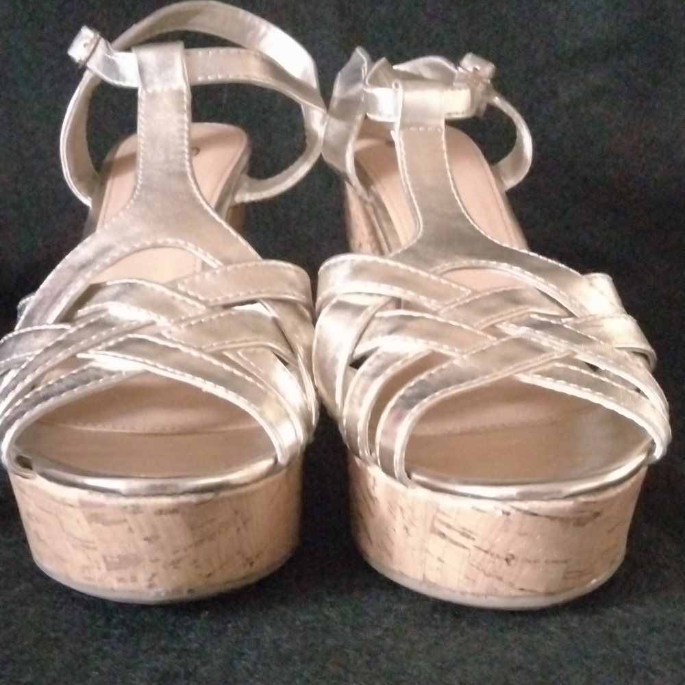 Brash platform gold sandals - Picture 9 of 10